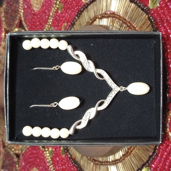 Faux Pearls Necklace/Earrings Set - Picture 3 of 10